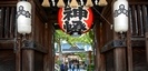 櫛田神社の門と提灯