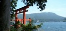 箱根神社の鳥居と芦ノ湖